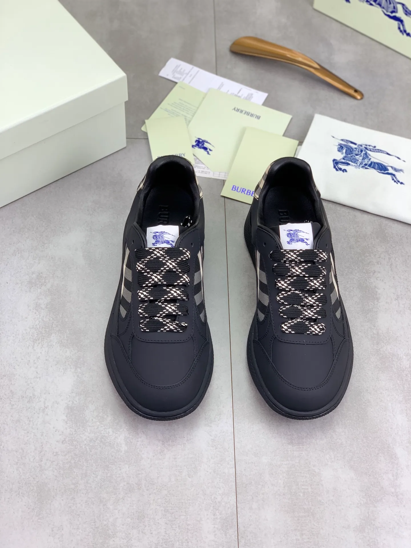 Factory price P640 [BURBERRY] Burberry - High-end quality original order - Upper: imported 🔝 original material - Inner lining: cowhide lining, feet; water-dyed cowhide - Outsole: ultra-light TPR rubber; two-color molded outsole - Super high quality control · Fine workmanship: highlighted (high-end, extravagance, grade) -Size: 39-45 (Male 38 46 can be customized) · Color: Multi-color optional